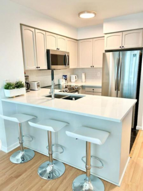 Stylish 1BR Condo with Balcony, Parking in Down Town